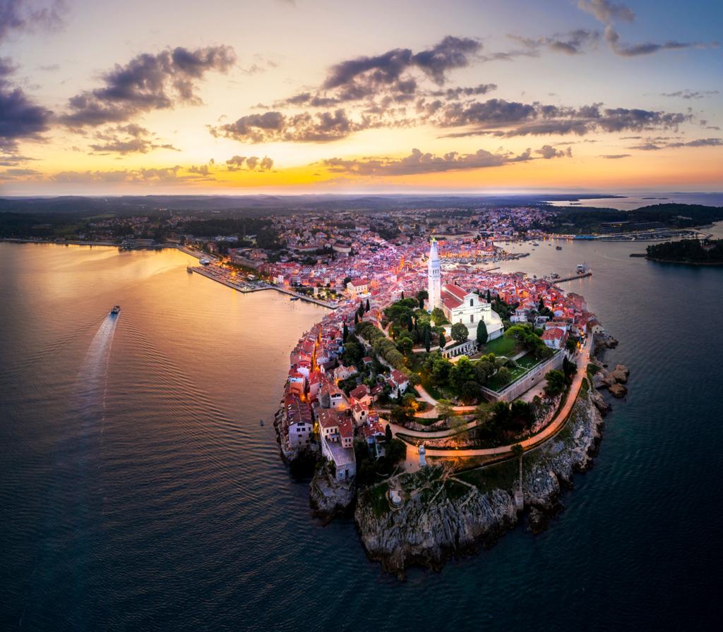 Rovinj óvárosa Isztriában naplementében – hajóbérlés Horvátország, mediterrán kikötő és történelmi belváros