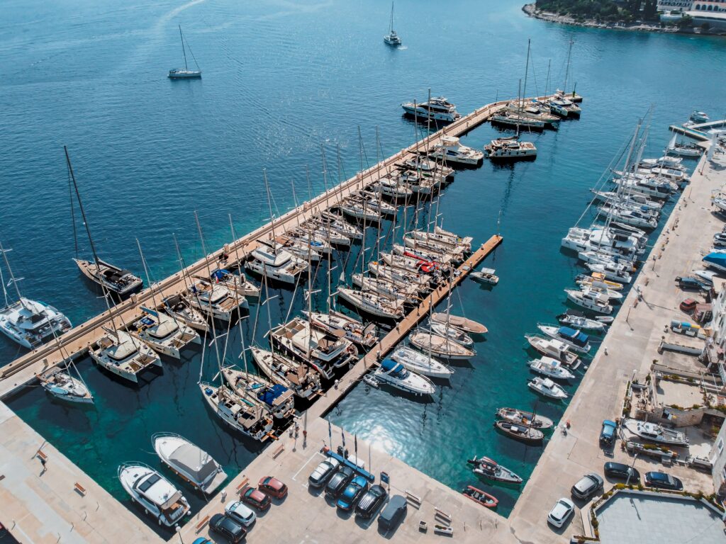 Vitorlások és yachtok egy horvát marinában Korčulán