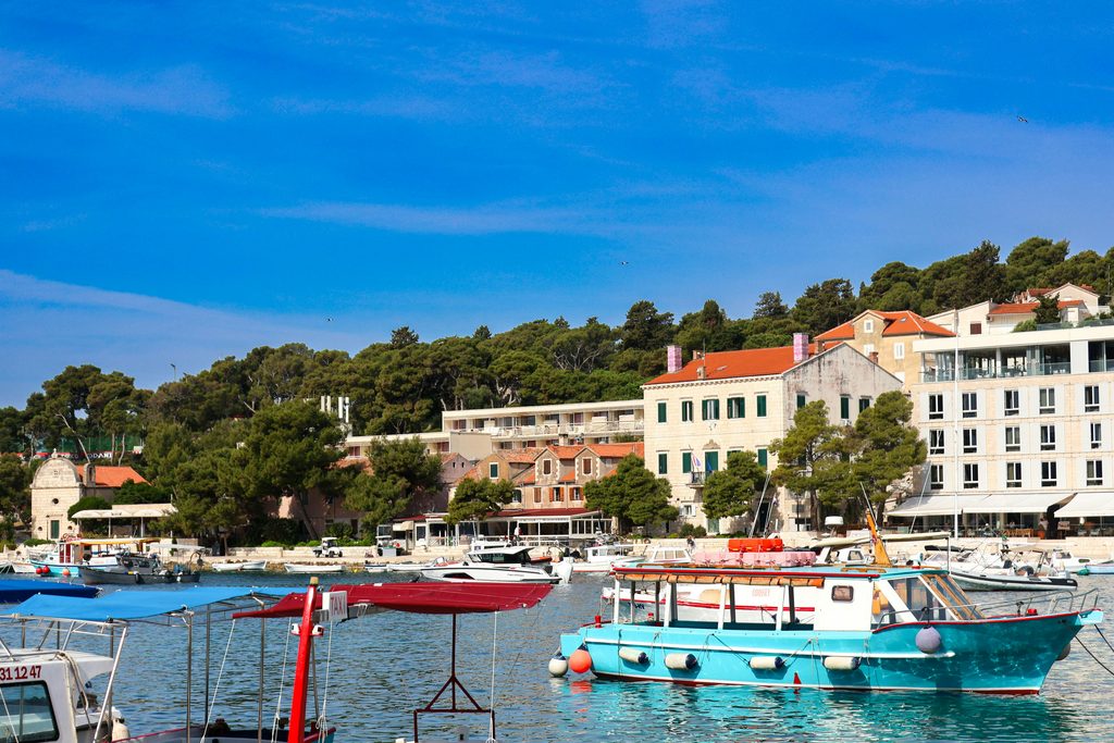 Hvar történelmi kikötője vitorlásokkal és mediterrán épületekkel Horvátországban.